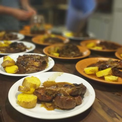 Platos servidos para un catering en ferias y eventos de la cala